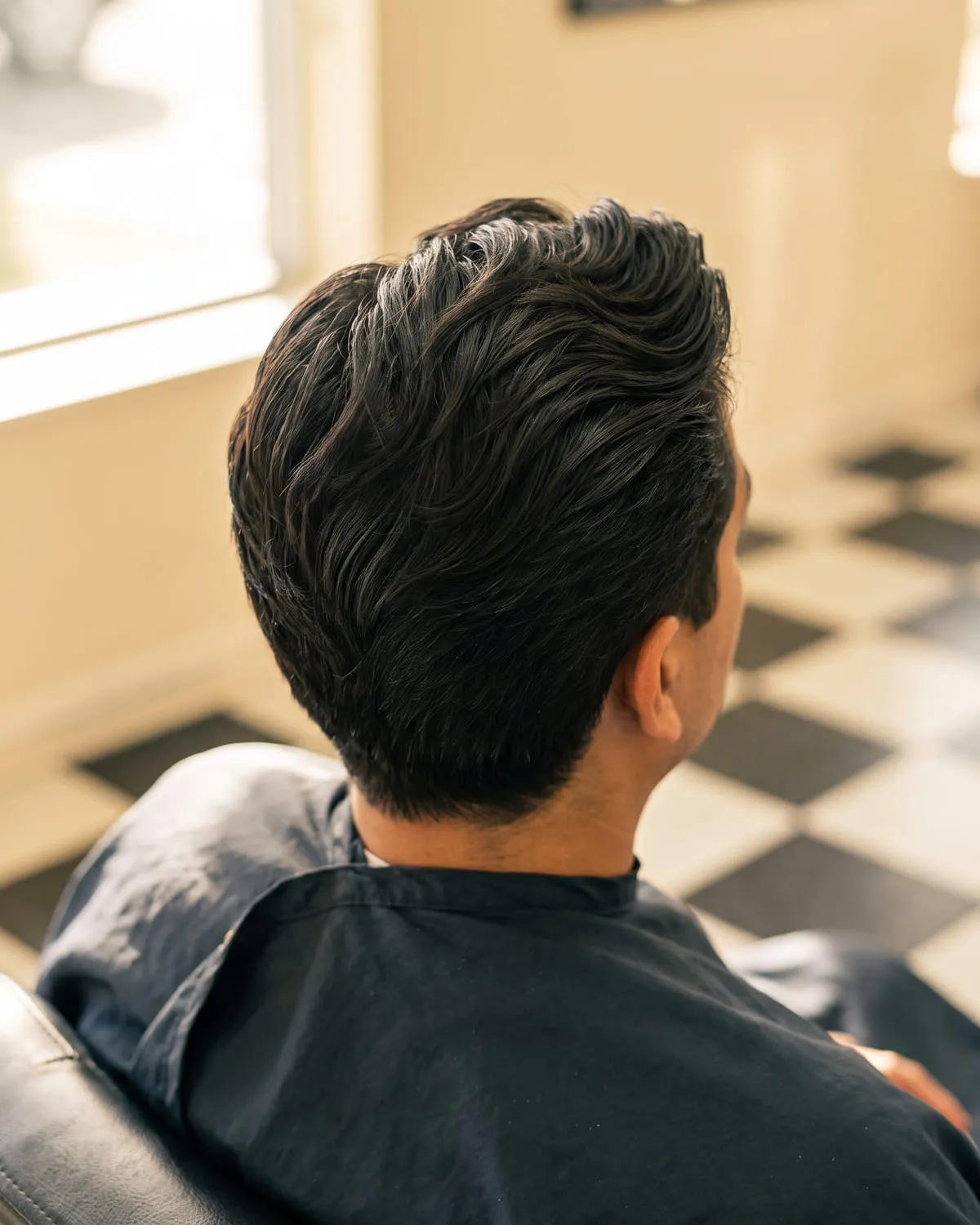 Cabello ondulado peinado con textura y volumen hacia atrás, visto desde atrás